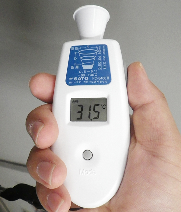 ボタンひとつで物体の表面温度をはかることができる、｢放射温度計｣ 
